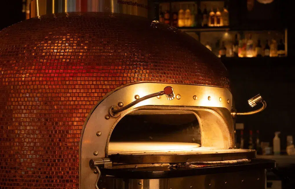 Morello Forni pizzakemence a Neverland étteremben